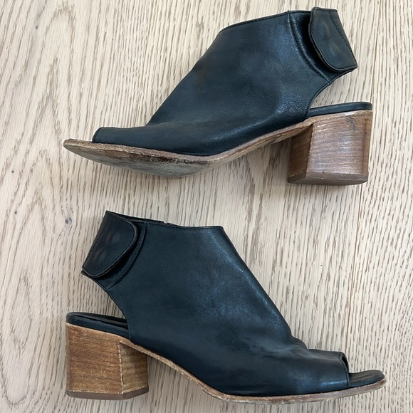 Mimosa Black Open-Toed Leather Sandals - Picture 4 of 5